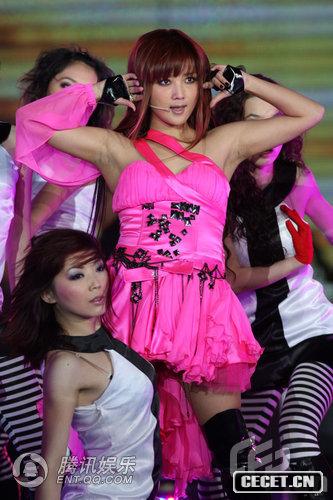 何潔嫵媚亮相跨年演唱會(huì )