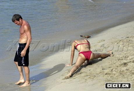 章子怡與男友海邊度假親密照曝光