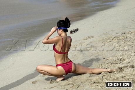 章子怡與男友海邊度假親密照曝光