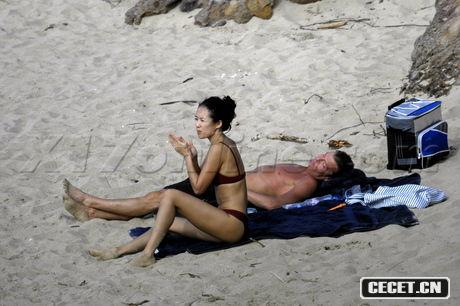 章子怡與男友海邊度假親密照曝光