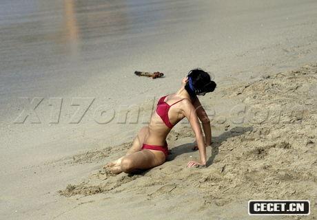 章子怡與男友海邊度假親密照曝光