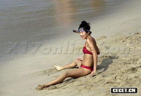 章子怡與男友海邊度假親密照曝光