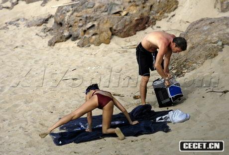 章子怡與男友海邊度假親密照曝光