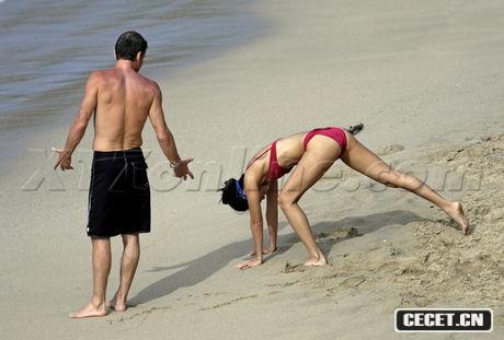 章子怡與男友海邊度假親密照曝光