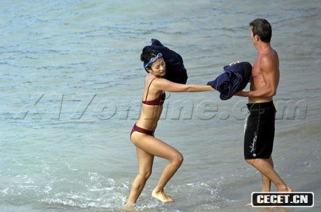 章子怡與男友海邊度假親密照曝光