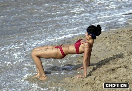 章子怡與男友海邊度假親密照曝光