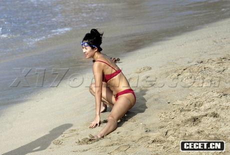 章子怡與男友海邊度假親密照曝光