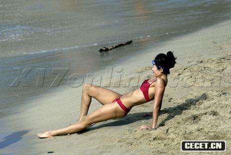 章子怡與男友海邊度假親密照曝光