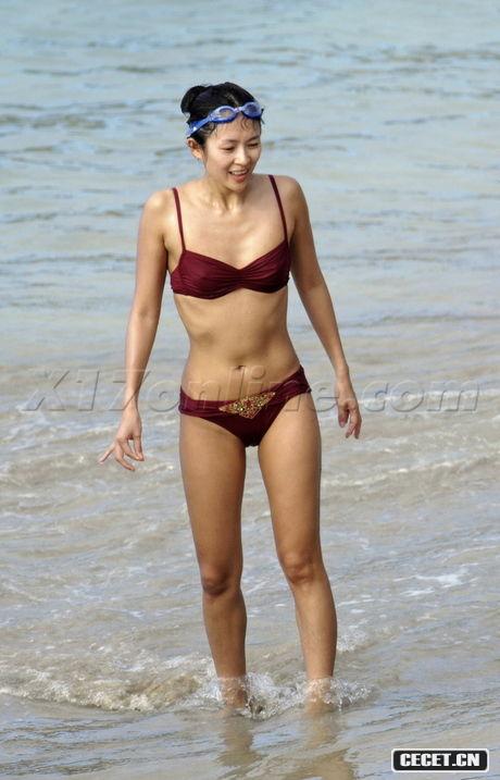章子怡與男友海邊度假親密照曝光