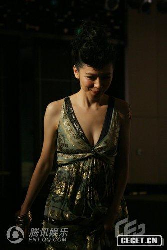 徐若瑄深V性感出席活動(dòng)