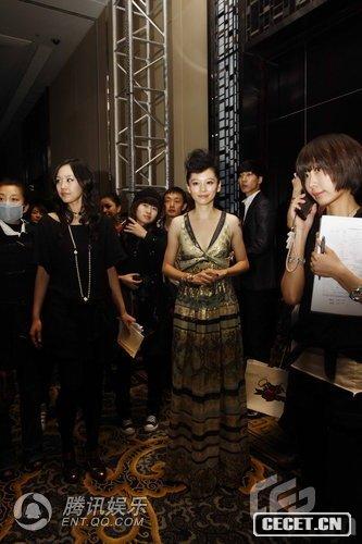 徐若瑄深V性感出席活動(dòng)