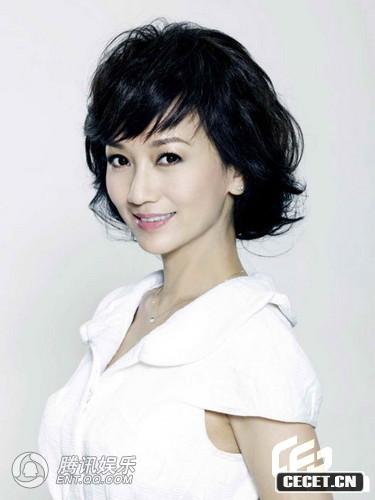 趙雅芝為某口服液代言拍攝宣傳照