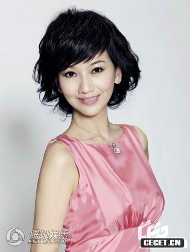 趙雅芝為某口服液代言拍攝宣傳照