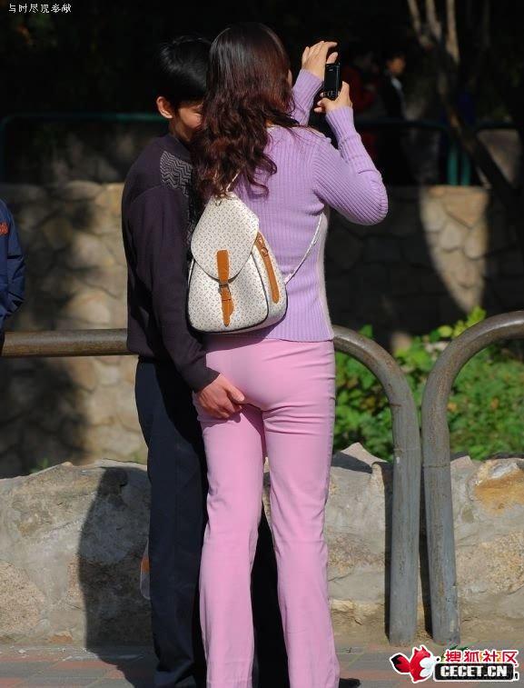 抓拍街頭情侶扎眼的不文明行為