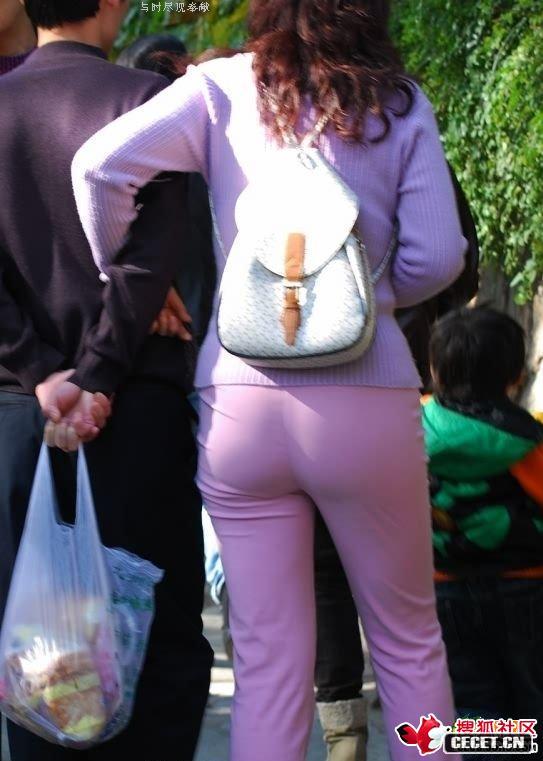 抓拍街頭情侶扎眼的不文明行為