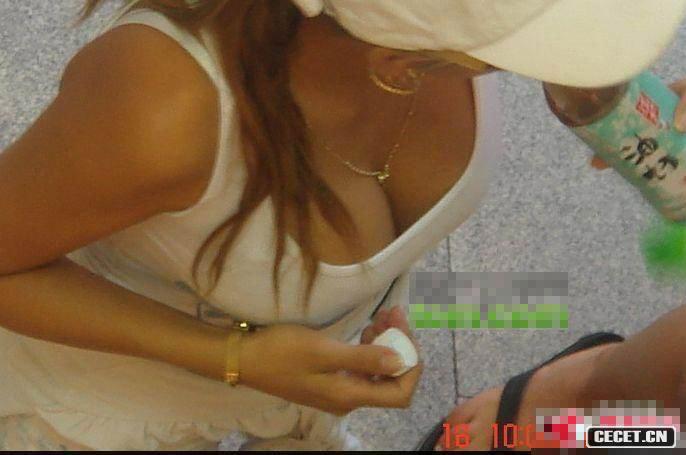 網(wǎng)友在高樓上抓拍到的波霸