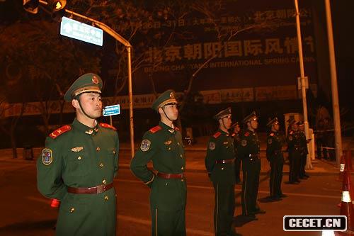 在火場(chǎng)周?chē)鷪糖诘奈渚瘧鹗俊? width=