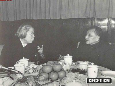 鄧小平和鄧穎超在中國人民政治協(xié)商會(huì )議春節茶話(huà)會(huì )上談?wù)搰拢?980年)