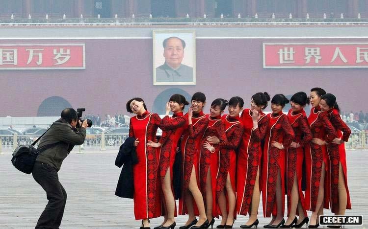 兩會(huì )會(huì )場(chǎng)的美麗禮儀小姐為兩會(huì )增色添彩