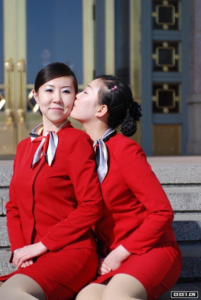 兩會(huì )會(huì )場(chǎng)的美麗禮儀小姐為兩會(huì )增色添彩