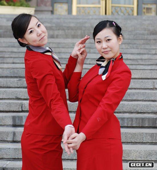 兩會(huì )會(huì )場(chǎng)的美麗禮儀小姐為兩會(huì )增色添彩