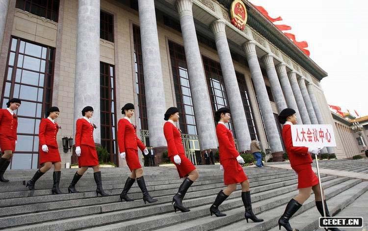 兩會(huì )會(huì )場(chǎng)的美麗禮儀小姐為兩會(huì )增色添彩