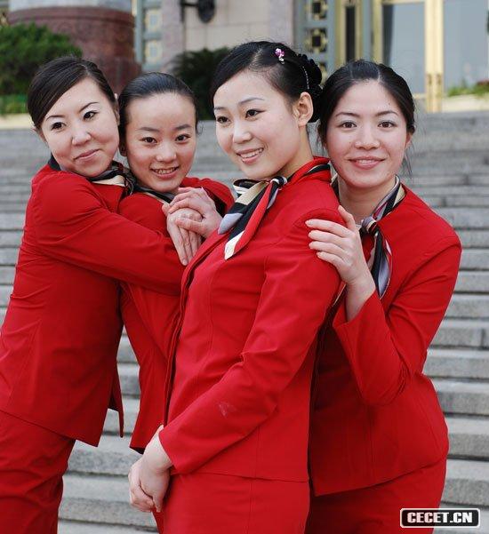 兩會(huì )會(huì )場(chǎng)的美麗禮儀小姐為兩會(huì )增色添彩