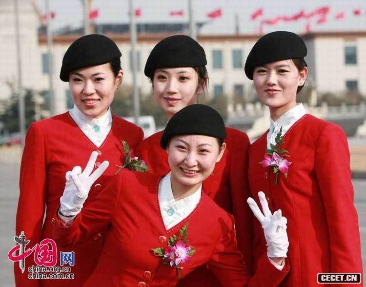 兩會(huì )會(huì )場(chǎng)的美麗禮儀小姐為兩會(huì )增色添彩