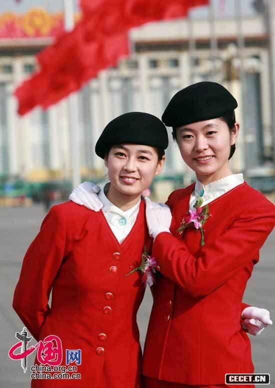 兩會(huì )會(huì )場(chǎng)的美麗禮儀小姐為兩會(huì )增色添彩