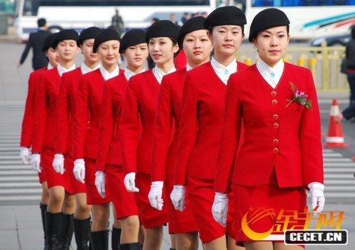 兩會(huì )會(huì )場(chǎng)的美麗禮儀小姐為兩會(huì )增色添彩