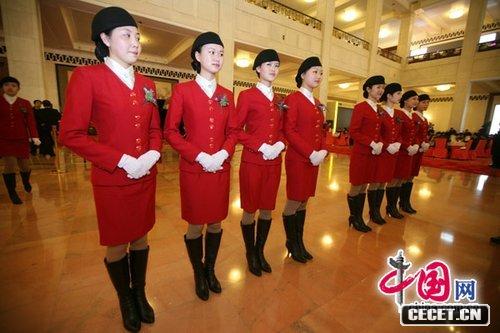 兩會(huì )會(huì )場(chǎng)的美麗禮儀小姐為兩會(huì )增色添彩