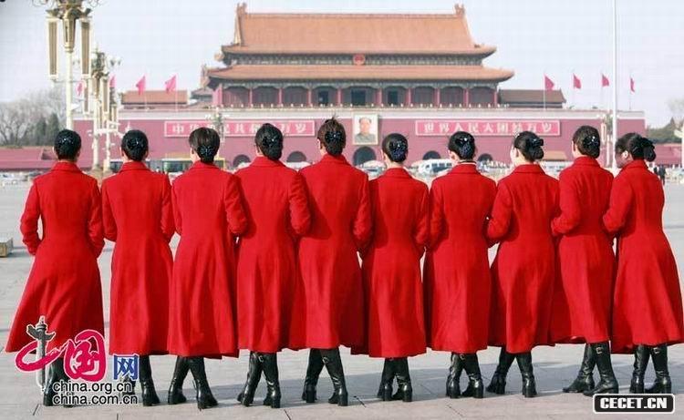 兩會(huì )會(huì )場(chǎng)的美麗禮儀小姐為兩會(huì )增色添彩