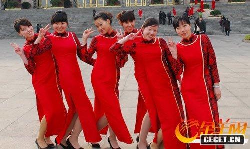 兩會(huì )會(huì )場(chǎng)的美麗禮儀小姐為兩會(huì )增色添彩