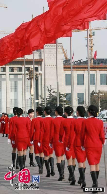 兩會(huì )會(huì )場(chǎng)的美麗禮儀小姐為兩會(huì )增色添彩