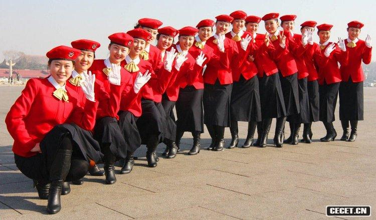 兩會(huì )會(huì )場(chǎng)的美麗禮儀小姐為兩會(huì )增色添彩