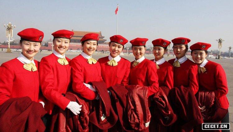 兩會(huì )會(huì )場(chǎng)的美麗禮儀小姐為兩會(huì )增色添彩