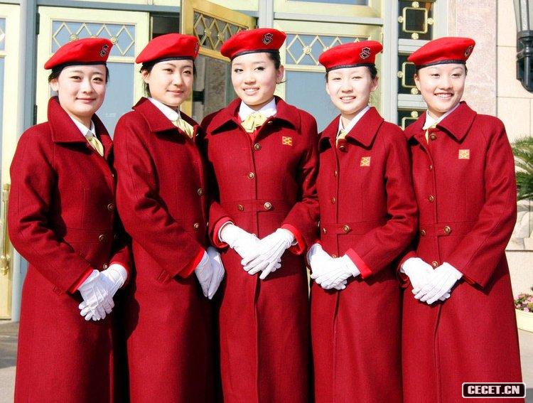 兩會(huì )會(huì )場(chǎng)的美麗禮儀小姐為兩會(huì )增色添彩