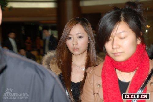 張靚穎一身黑衣趕場(chǎng)