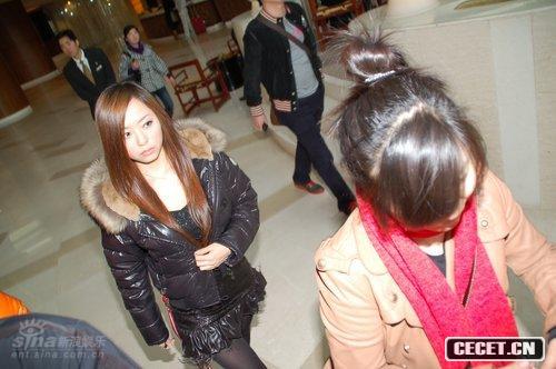 張靚穎一身黑衣趕場(chǎng)