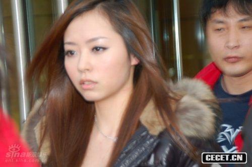 張靚穎一身黑衣趕場(chǎng)