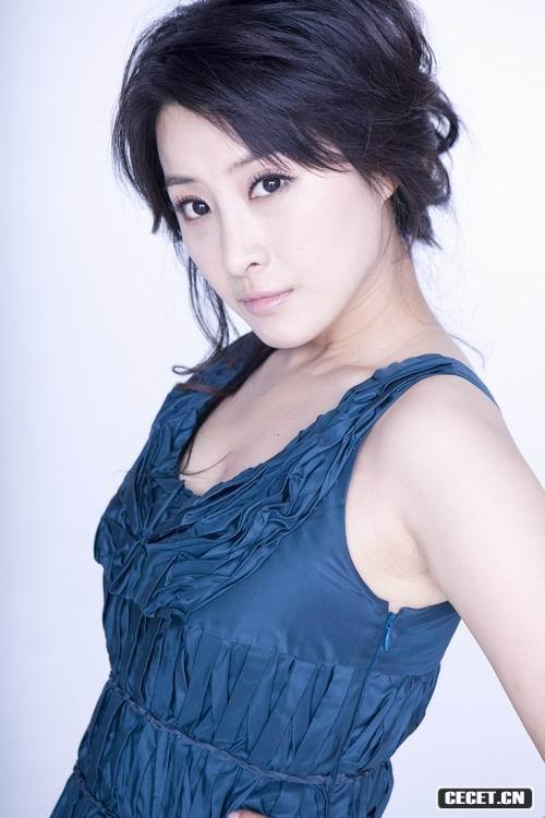 王雅捷春日淡雅寫(xiě)真