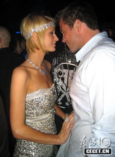 希爾頓與新歡貼身熱舞