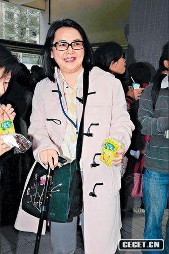 胡慧中撐手杖亮相