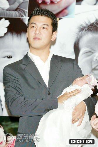 賈靜雯老公抱女兒