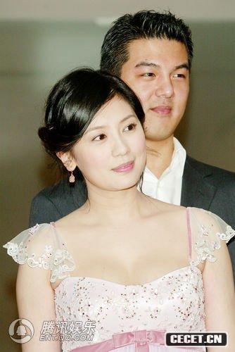 賈靜雯與老公甜蜜