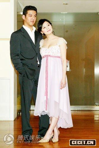賈靜雯與老公甜蜜