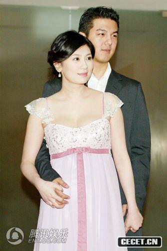 賈靜雯與老公甜蜜