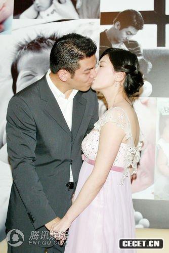 賈靜雯與老公甜蜜