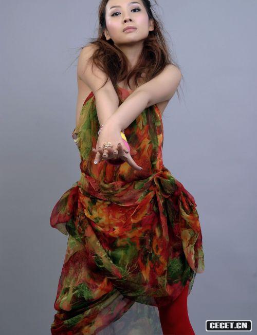 徐顥菲性感裸背寫(xiě)真