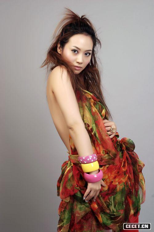 徐顥菲性感裸背寫(xiě)真